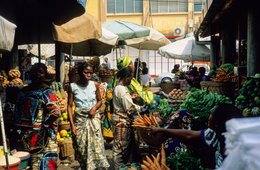 Africa;-Banana;-Benin;-Carrot;-Cotonou;-Former-market;-Ganhi-market;-Kaleidos;-Kaleidos-images;-La-parole-à-limage;-Market;-Parasol;-Pineapple;-Stories-Pictures;-Tarek-Charara;-Trader;-West-Africa